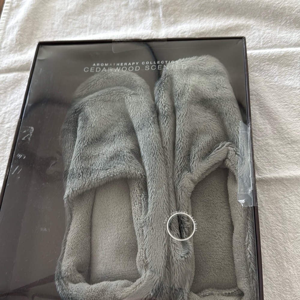 Brookstone aroma therapy collection cedar wood scented warming slippers
